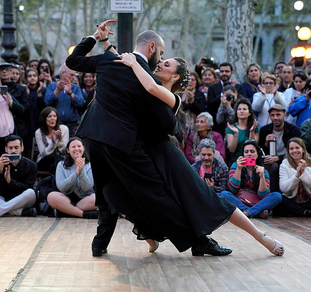 File:Tango dancers in Montevideo.png