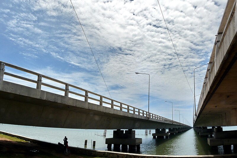 File:Tinsulanonda Bridge 1.jpg