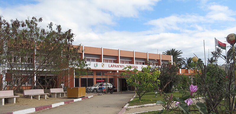 File:Toliara Hôtel de ville.jpg