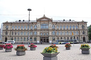 Main facade of Ateneum Art Museum worked on by multiple artists, with medallion sculptures by Vallgren, 1887