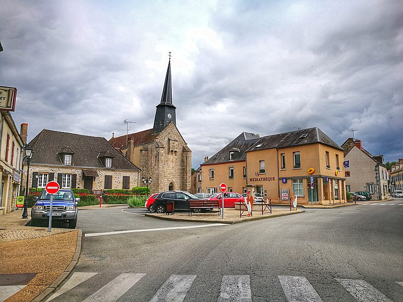 File:Centre-bourg de Genouillac 1.jpg