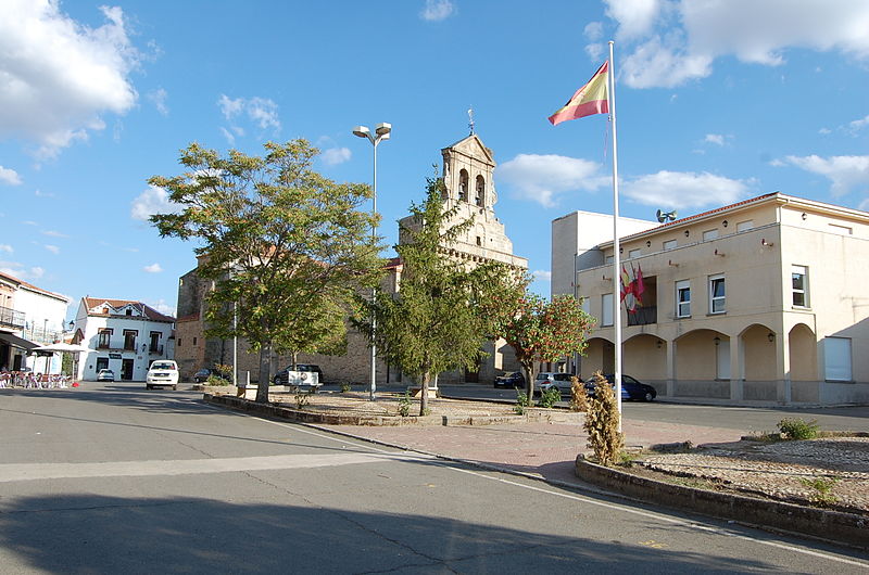 Файл:Tamames (Iglesia y ayuntamiento).JPG