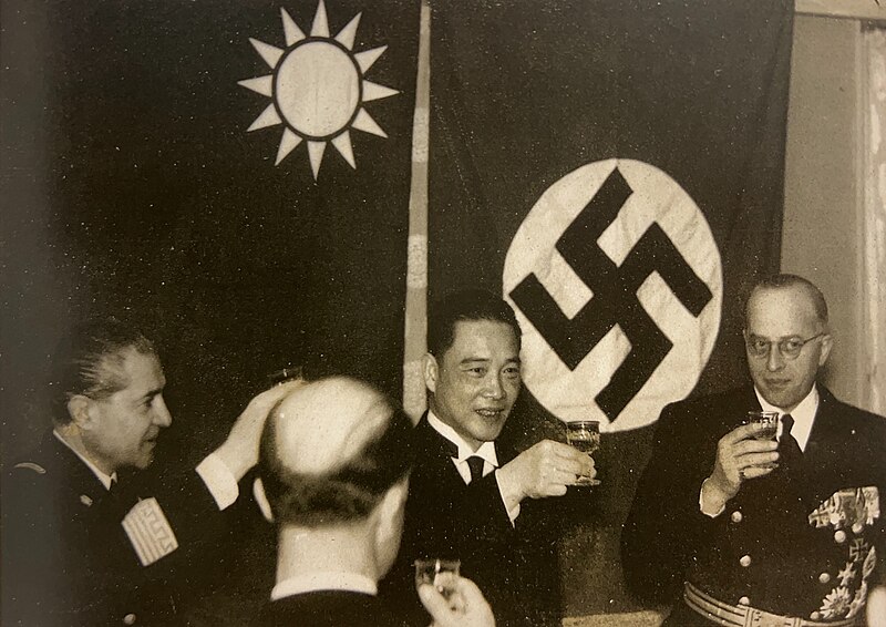 Archivo:Wang Jingwei and Nazis.jpg