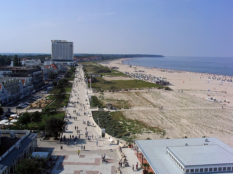 Файл:Warnemuende Strandpromenade Hotel Neptun.jpg