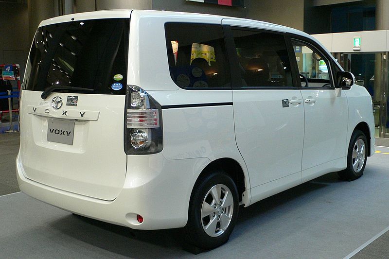 File:2007 Toyota Voxy 02.jpg