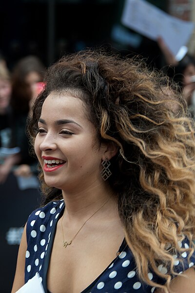 File:Ella Eyre (14095769104).jpg