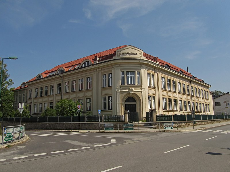 File:Hauptschule in Litschau.jpg