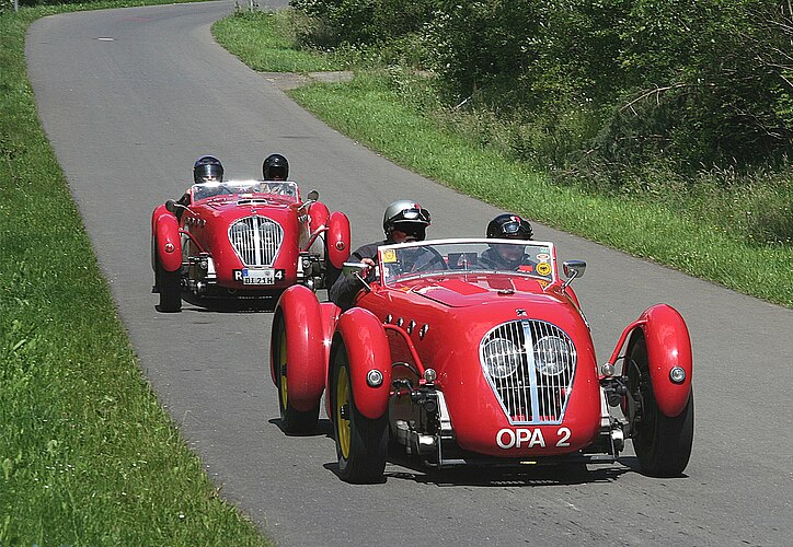 Два Healey Silverstone 1949 года выпуска на старой южной петле Нюрбургринга