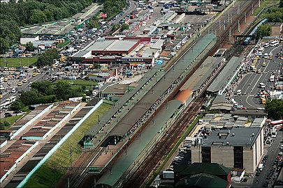 Вид сверху на узел: крыши станции метро вогнутые, станции железной дороги — выпуклые