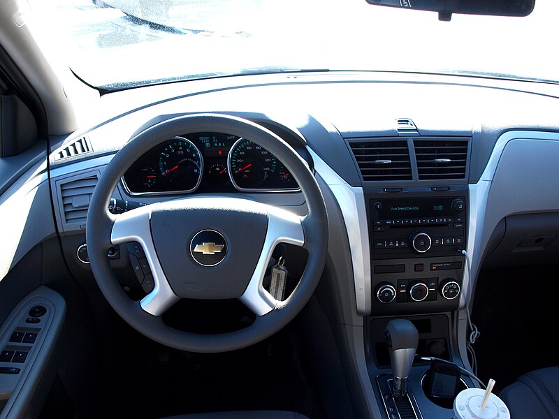 Файл:2010 Chevrolet Traverse 02.jpg