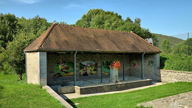 File:Braillans, le lavoir-abreuvoir.jpg