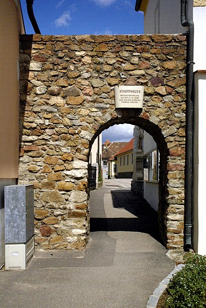 File:Maissau Stadtmauer.jpg