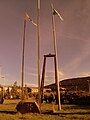 Monumento a Capsa en la entrada de la empresa, con un viejo aparato de extracción de fondo