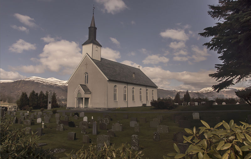 File:Vanylven kyrkje.jpg