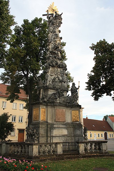 File:Dreifaltigkeitssäule in Stockerau 1.jpg