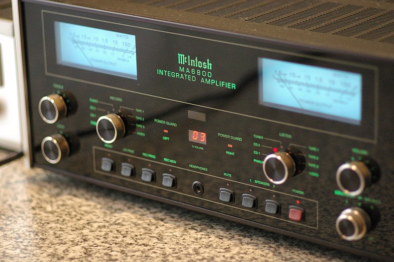 Файл:McIntosh MA6800.jpg