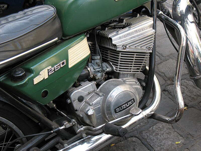 File:Suzuki GT 250 (7833775394).jpg