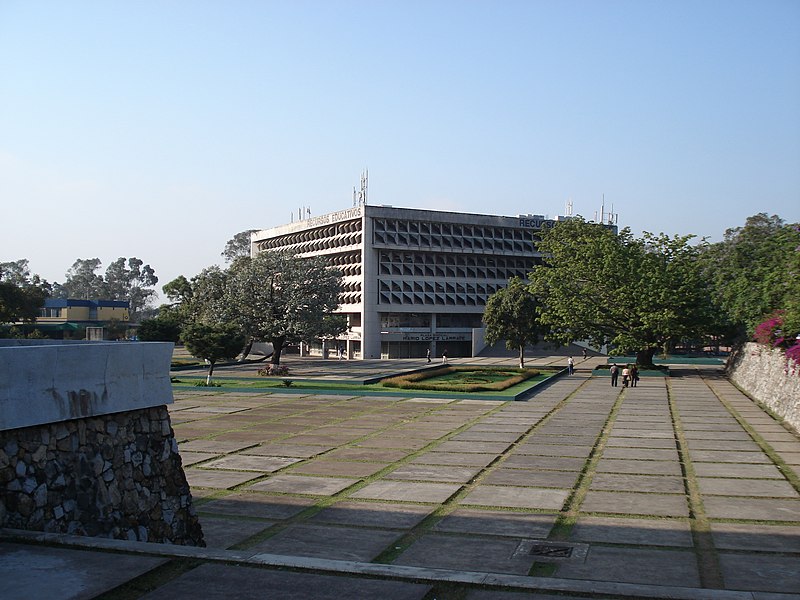 File:Biblioteca y Plaza.jpg