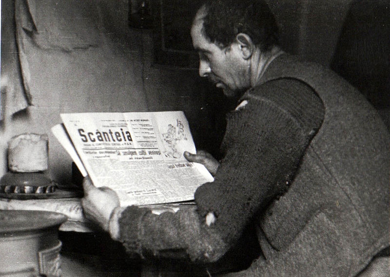 Archivo:Miner reading Scanteia 1944.jpg