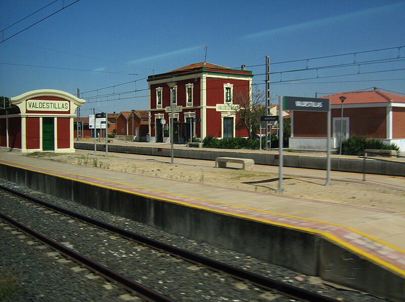 Archivo:Valdestillas - estación.jpg