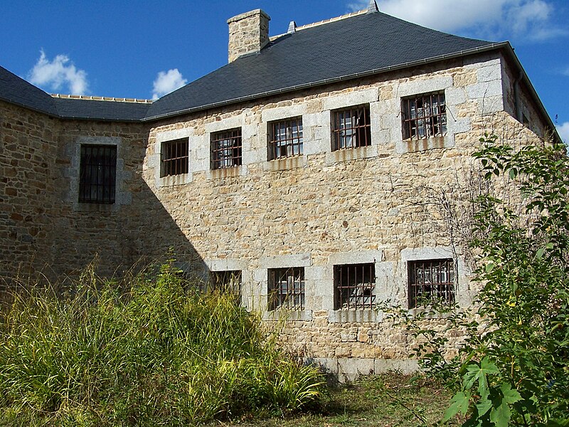 File:Batiment Femmes-Prison Guingamp.JPG