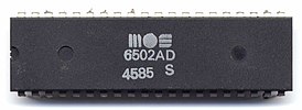 Процессор 6502 в пластмассовом корпусе DIP-40