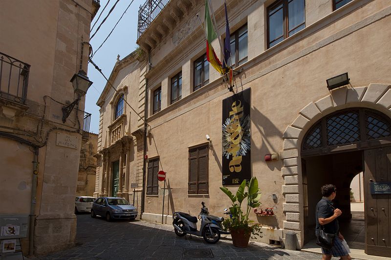 File:Palazzo Bellomo - Ingresso.jpg