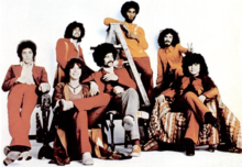 Santana in 1971. L-R: Neal Schon, Gregg Rolie, Michael Shrieve, Michael Carabello, David Brown, Carlos Santana, and José "Chepito" Areas