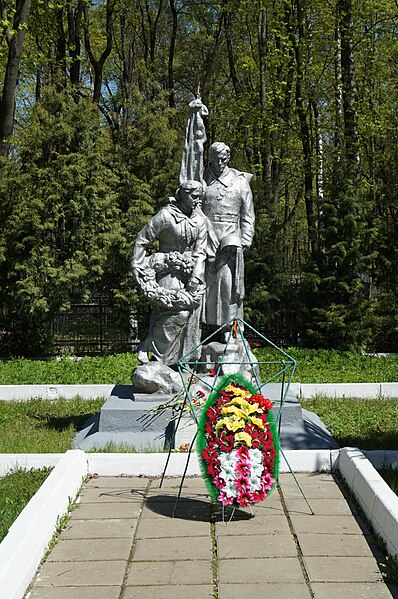 Файл:Vsehsvyatskoe Cemetery Monument 3.JPG