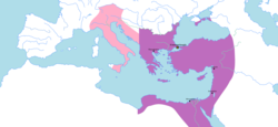 476年-480年利奥王朝治下的东罗马帝国疆域， 而用粉色标注的是西罗马帝国，后者于476年/480年灭亡, 而图中标注的地区则在名义上臣服于东部帝国。