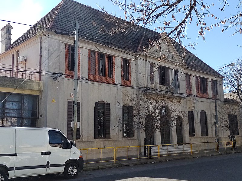 Archivo:Frente Escuela Esteban Echeverría.jpg