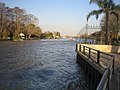 Río Luján en su paso por El Tigre, al fondo de la imagen se puede ver el Parque de la Costa.