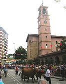 Herri Kirolak junto a la Iglesia de San Lorenzo, en el barrio de Astrabudua