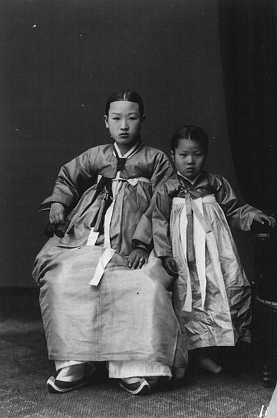 Archivo:Korea-History-1910-1920-Korean.mother.child-Carpenter.Collection.jpg