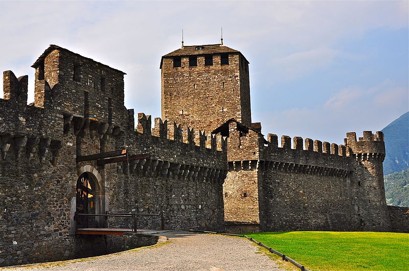 File:L'entrata del Castello Montebello.jpg