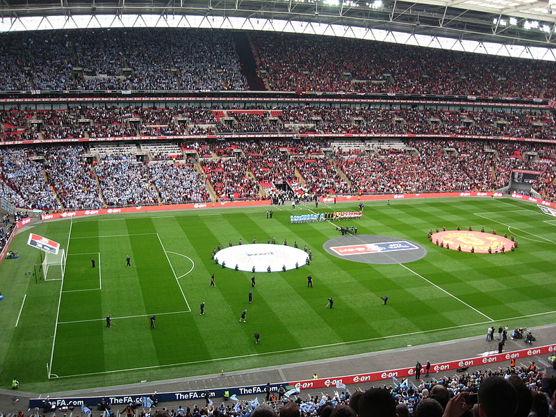 Archivo:Wembley Manchester derby pre-kick-off.JPG