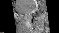 Borde noreste del cráter Quenisset, visto por la cámara CTX (en el Mars Reconnaissance Orbiter). Ampliación de la imagen anterior del cráter Quenisset. Las flechas indican glaciares antiguos.