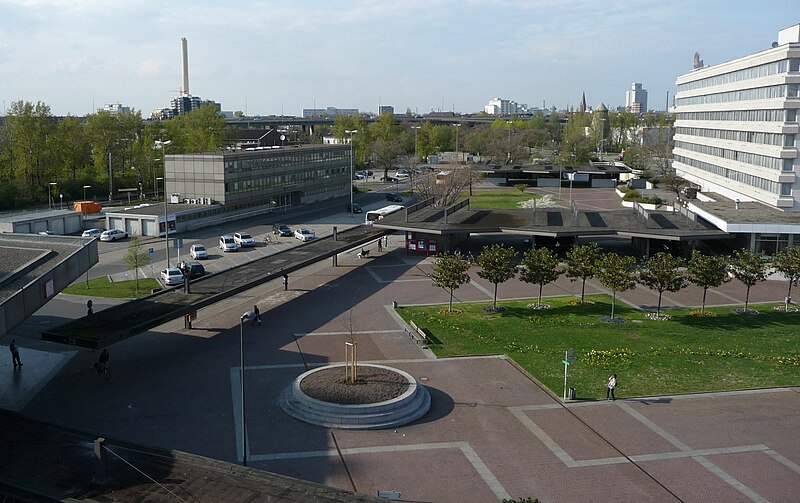 File:Bahnhofsvorplatz Ludwigshafen 01.jpg