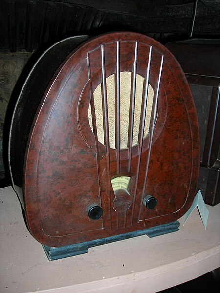 Файл:Bakelite radio.jpg