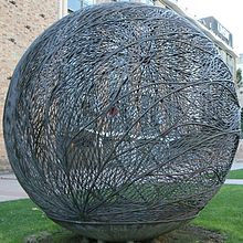 Una escultura de bronce en forma de globo de tres metros de diametro, fabricada de cobre soldado con un cable de aleación de cobre