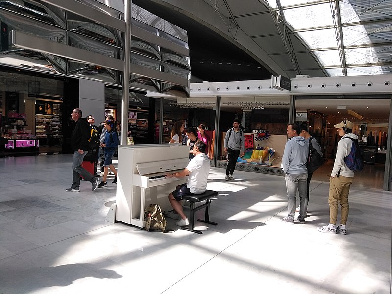 Archivo:Piano CDG airport.jpg