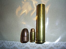 пуля и гильза .700 NE в сравнении с патроном .45 ACP (в центре)