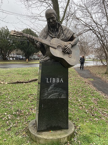 Файл:Elizabeth Cotten Statue.jpg