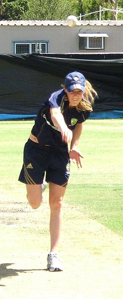 File:Ellyse Perry bowling 2.jpg