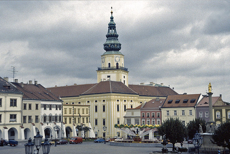 File:Kromeriz, Marktpl, Schl.jpg