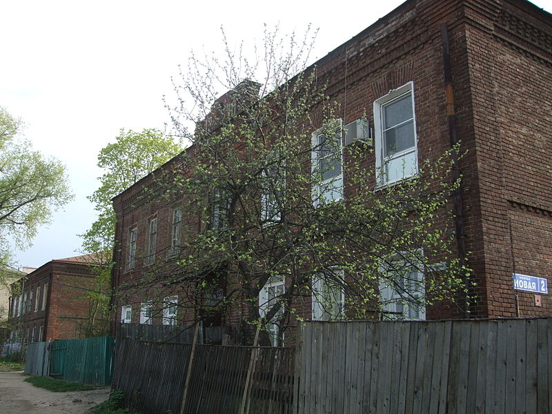 Файл:Oktyabrsky old buildings 2011.jpg