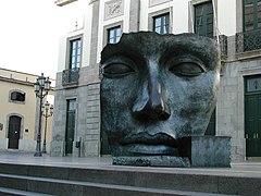 Per Adriano, (1993), escultura de Igor Mitoraj localizada frente al Teatro Guimerá.