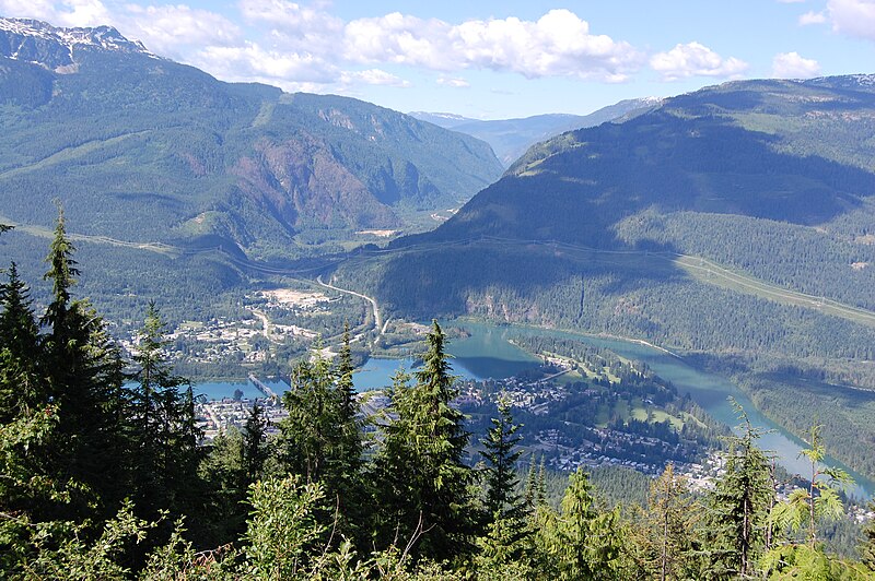 Файл:Revelstoke from Mount Revelstoke.jpg