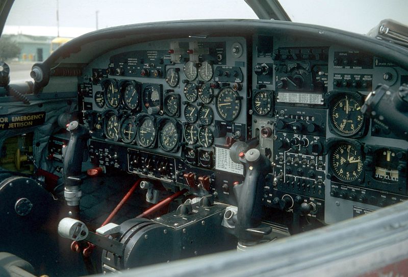 Файл:T-37 cockpit.jpg