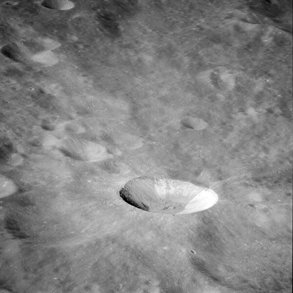 Archivo:AS11-43-6412 Mandel'shtam F crater.jpg